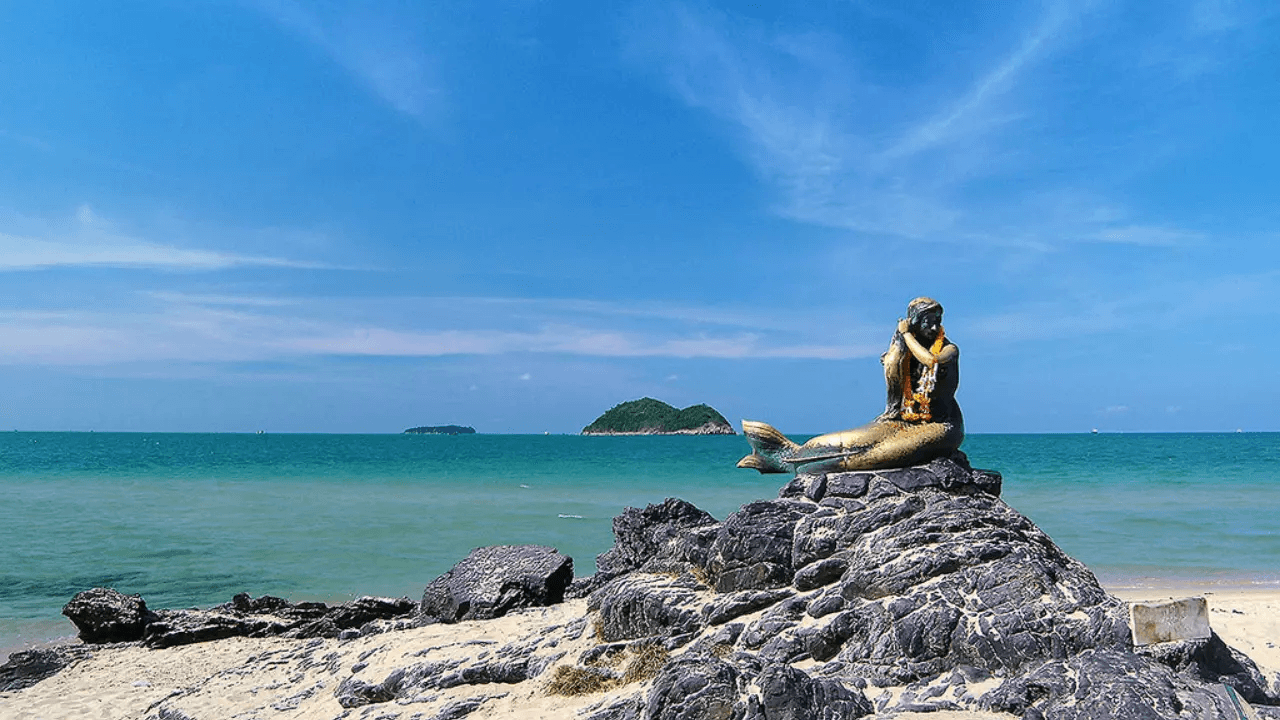 ชายหาดสมิหลาและรูปปั้นนางเงือก จังหวัดสงขลา